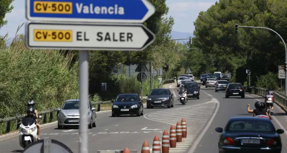 Un tramo de la autovía de El Saler, en plena Devesa. :: j. j. monzó