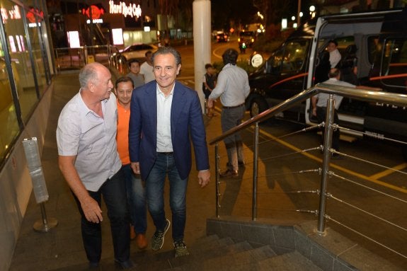 Scolari, Anil Murthy y Prandelli, en Singapur. :: the straits times