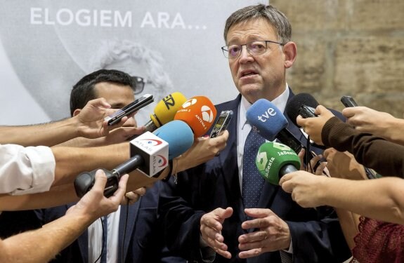 El presidente del Consell, Ximo Puig, atiende a los medios en el Palau de la Generalitat. :: efe