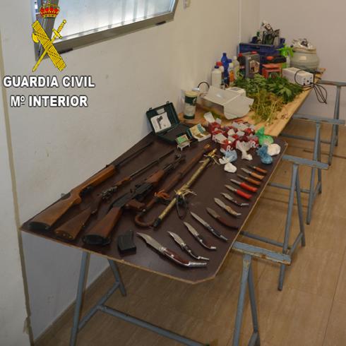 Las armas y la droga incautada por la Guardia Civil.