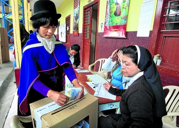 Una mujer colombiana deposita su papeleta en la ciudad de Silvia en el referéndum sobre el acuerdo de paz con las FARC celebrado anteayer en aquel país. :: reuters