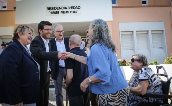 Rodríguez visita la residencia de Aigües Vives de Carcaixent. :: lp