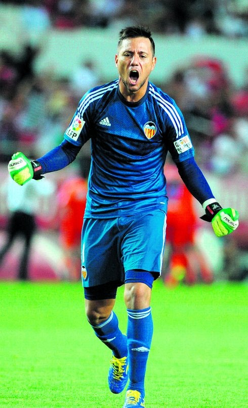 Diego Alves celebra una de sus paradas con el Valencia. Es el portero que más penaltis ha parado en la historia de la Liga. :: cristina quicler/afp