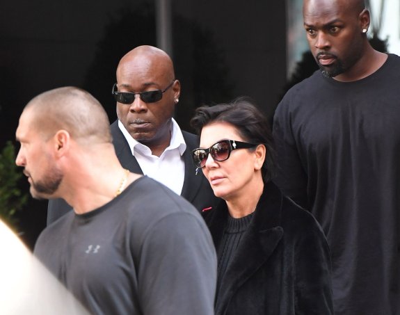 Kris Jenner, a la salida de la casa de su hija Kim en Tribeca, cuyo entorno ha sido tomado por los paparazzi. :: AFP