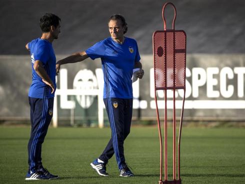 Prandelli, durante un entrenamiento. :: juanjo monzó
