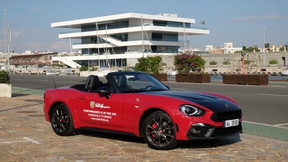 Los capós de color negro, llantas, faldones y pinzas de freno marcan las diferencias de diseño con el Fiat 124 Spider.