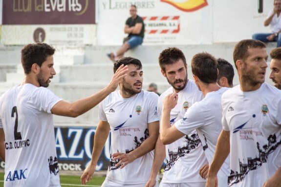 Jugadores del Olímpic celebran un tanto. :: alberto castaño