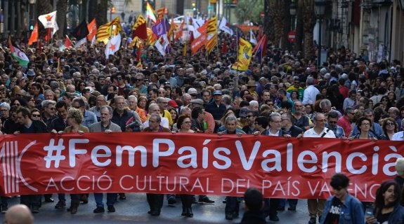 La última manifestación del 25 d'Abril, con la pancarta de Acció Cultural en primer término. 