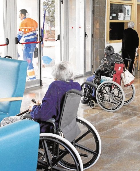 Usuarios en una residencia, en una imagen de archivo. :: tino calvo