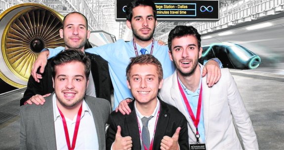 El equipo de jóvenes ingenieros de la UPV que ha desarrollado Hyperloop. :: lp