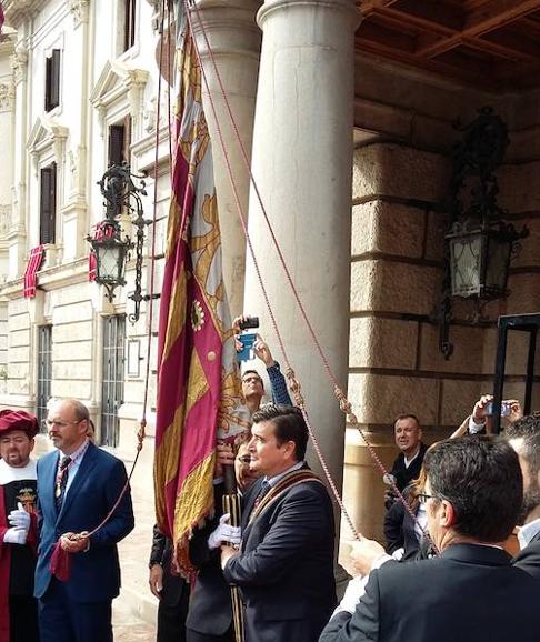El tripartito propone una réplica más ligera del mástil de la Senyera