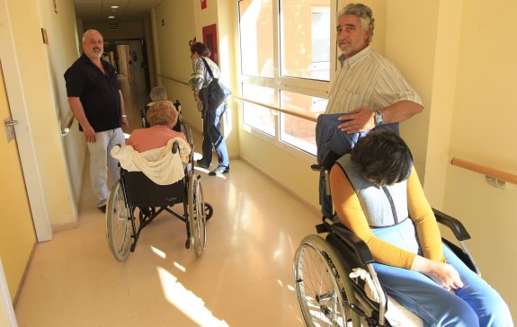 Usuarios en silla de ruedas en el pasillo de una residencia para personas en situación de dependencia. :: j.monzo