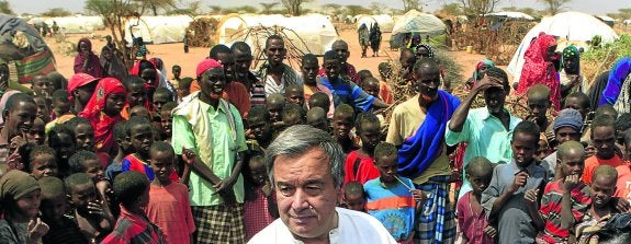 Guterres, en una visita a un  campo de refugiados somalíes en el norte de Kenia. :: ap