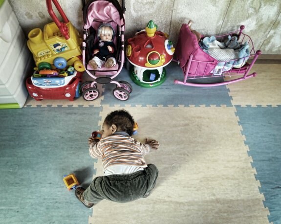 Un niño en un centro de acogida, en una imagen de archivo. :: álex domínguez
