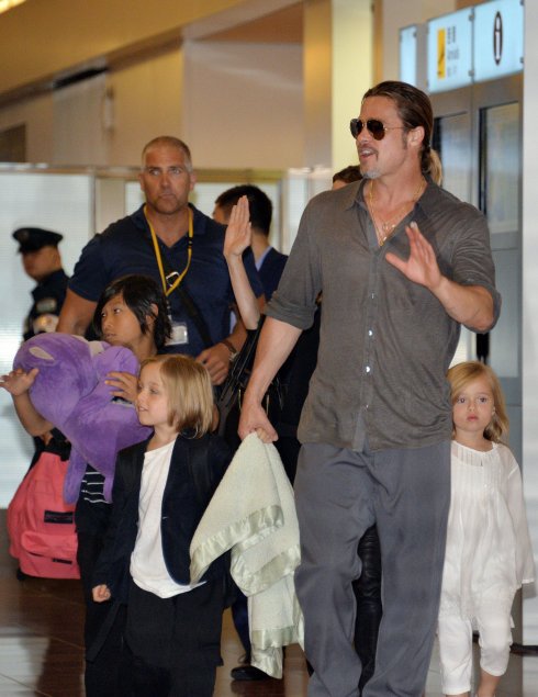 Brad Pitt, en un aeropuerto con sus hijos. :: afp