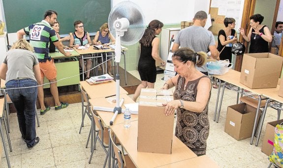 Reparto de libros incluidos en el programa autonómico en un instituto alicantino. :: álex domínguez