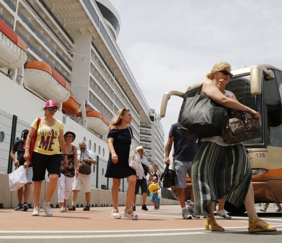 Llegada de cruceristas el pasado julio a Valencia. :: j. j. monzó