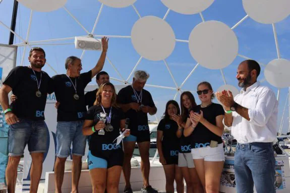 Los regatistas en la entrega de trofeos que se llevó a cabo en El Portet Dénia. :: lp