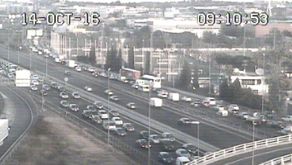 Un accidente en Burjassot provoca atascos de 9 kilómetros en la Pista de Ademuz