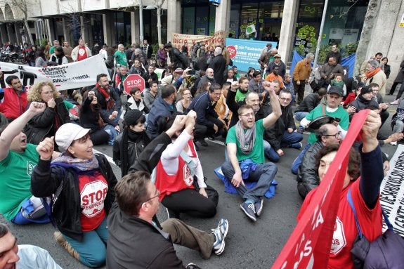 Protesta de la plataforma Stop Desahucios en Alicante, en una imagen de archivo. :: álex domínguez
