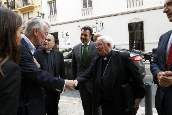 El premio Nobel Richard John Roberts saluda al cardenal Cañizares en el congreso internacional contra la pobreza de la Católica. :: i. marsilla