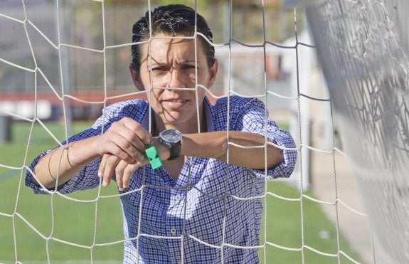 Tatiana Comino, en el campo de fútbol Marxalenes. :: damián torres