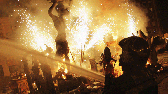 Un bombero, trabajando en la Cremà de las Fallas 2016.