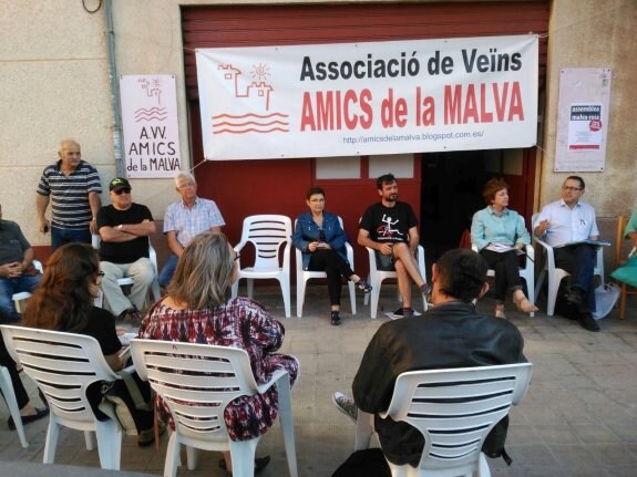 Reunión de vecinos celebrada en la vía pública, junto a la plaza Moreno Gans. :: lp