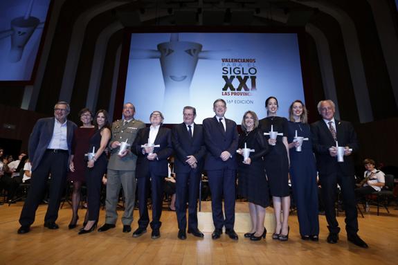 Ximo Puig y Guillermo Zarranz posan con los premiados al final de la gala.