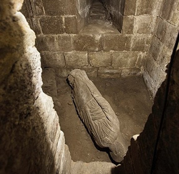 Figura decapitada hallada en la antigua fachada de la Catedral de Santiago. :: efe