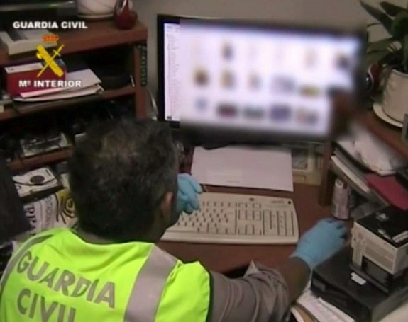 Un guardia civil del Equipo de Investigación Tecnológica visiona imágenes en su ordenador. :: guardia civil