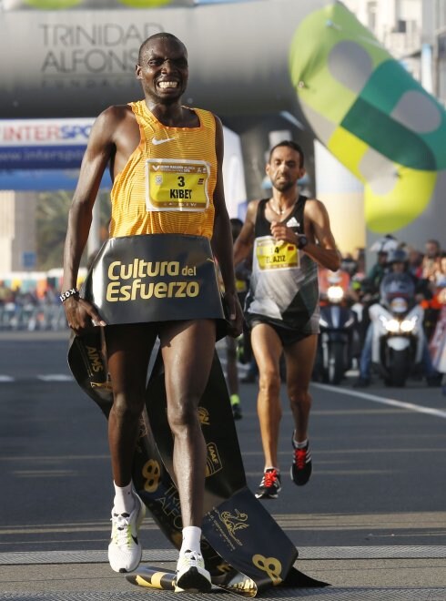 Kibet llega en primera posición en el Medio Maratón de Valencia. :: jesús signes