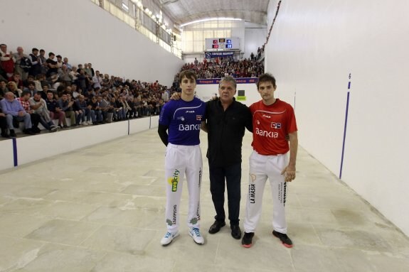 Puchol II y Soro III posan con Genovés antes de la final del año pasado. :: txema rodríguez