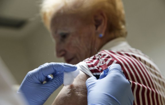 Una mujer se vacuna contra la gripe en un centro de salud valenciano. :: EFE / Manuel Bruque