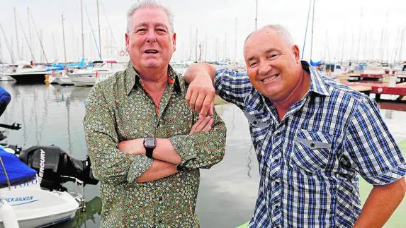 De Raymond y José María posan esta semana en el puerto deportivo de la Pobla de Farnals, la localidad donde viven ahora.