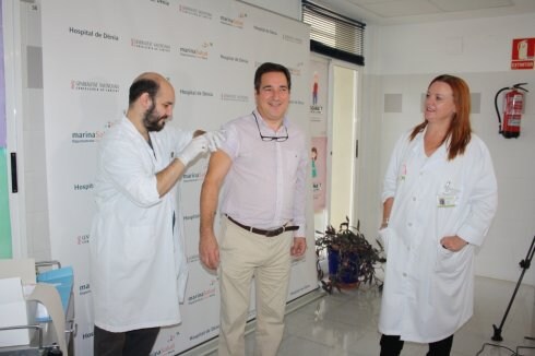 El alcalde de Benissa, Juan Bautista Roselló, también se vacunó. :: LP