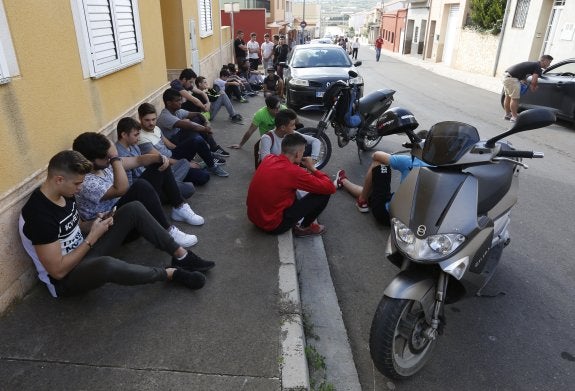 Los jóvenes se concentraron cerca de la vivienda de la joven Vanessa. :: jesús signes