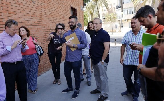 Visita de los concejales y técnicos municipales a la Ciudad Fallera el pasado julio. :: juanjo monzó