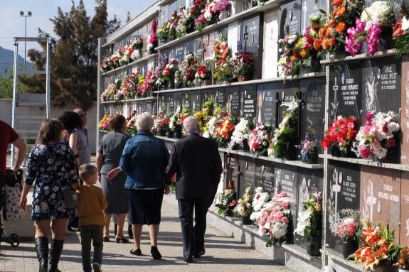 Los vecinos de Dénia acudieron en familia al cementerio municipal para recordar a sus difuntos . :: Tino calvo