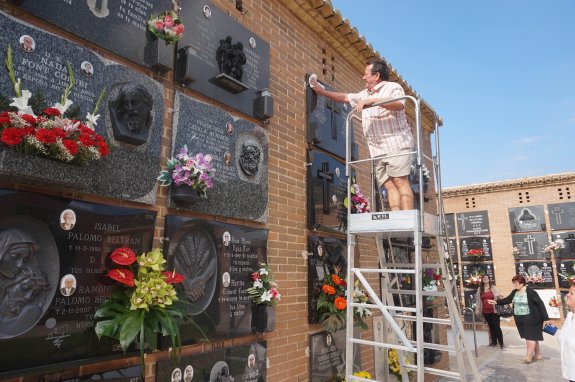 Durante estos días, los cementerios han registrado miles de visitas para arreglar los nichos y colocar flores a sus seres queridos . :: lp