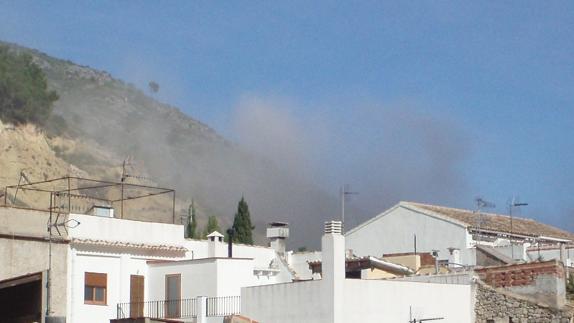 Imagen de archivo del polvo generado por una detonación sobre las casas de l'Atzúbia cercanas a la cantera.