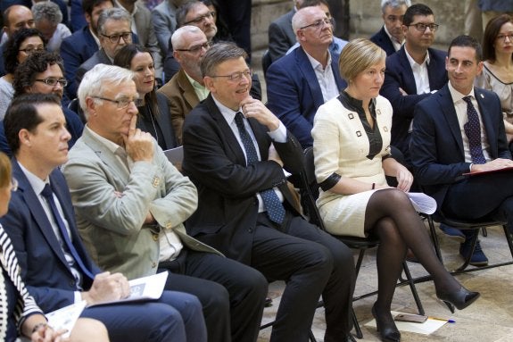 Ribó, Puig, Salvador y Martínez Bielsa, en primer plano, durante el acto de ayer. :: damián torres 