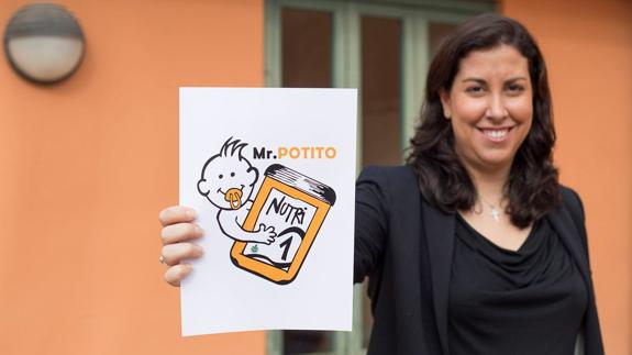 Teresa Redondo, diseñadora gráfica y voluntaria de Provida que ha creado las marcas, muestra el diseño de "Mr. Potito".