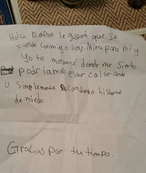 Una niña utiliza el traductor para enviar una carta a su nuevo compañero de clase mexicano