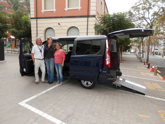 Jessica Romero, con Theresa Rawlinson y Ramon Howard junto al nuevo coche adaptado. :: R. G.