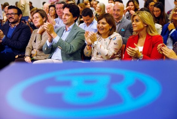 Isabel Bonig, entre Vicente Betoret y Eva Ortiz, en un acto del PP valenciano. :: efe/kai Försterling