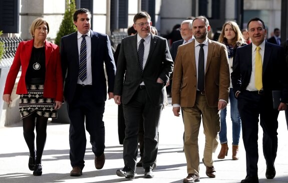 Puig y Ábalos, junto a otros cargos socialistas. :: efe/ballesteros