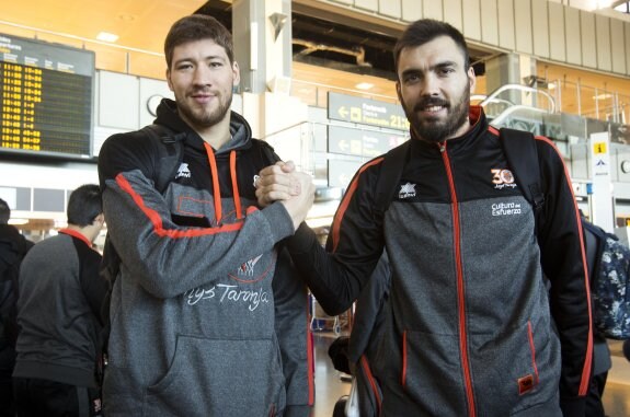 Kravtsov y Oriola, los puntales del juego interior tras la lesión de Dubljevic, posan antes de volar a Krasnodar. :: damián torres