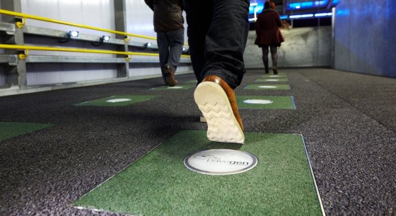 Tres personas caminan por las baldosas de un centro comercial londinense, capaces de producir electricidad aprovechando la presión de los pasos humanos. :: ap 