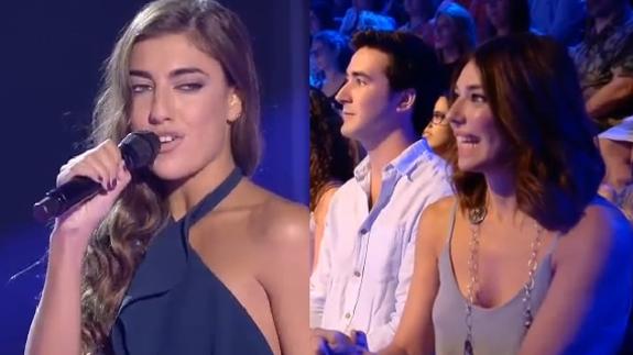 Claudia canta ante la atenta mirada de su madre, Raquel Revuelta (d).